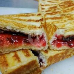 Roti Bakar Strawberry Coklat