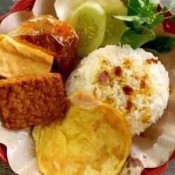 Nasi Telur Dadar Tahu Tempe Free Es Teh