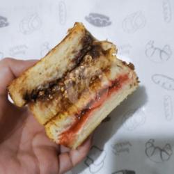 Roti Bakar Strawberry - Coklat Kacang