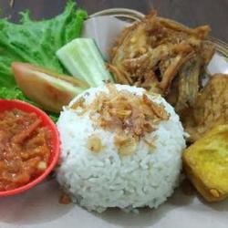 Nasi Putih   Ayam Dada Goreng Serundeng Lalapan   Sambel  Es Teh Manis