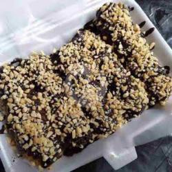 Banana Crispy Rasa Coklat Toping Kacang