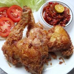 Ayam Goreng    Nasi Putih   Tempe Tahu  Sambal Dan Lalapan