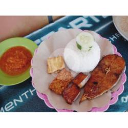 Patin Lalapan   Nasi   Tahu Tempe Timun Terong