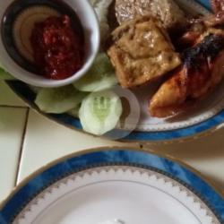 Paket Hemat B   Ayam Bakar/goreng   Nasi Putih   Bacem Tempe/tahu   Lalap Sambel