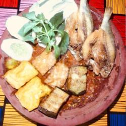 Nasi Penyetan Ikan Asin Komplit
