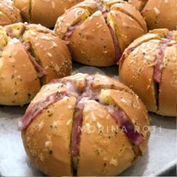 Korean Garlic Cheese Bread With Smoke Beef