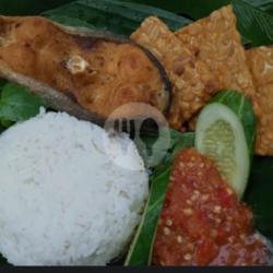 Lalapan Ikan Patin Goreng   Nasi