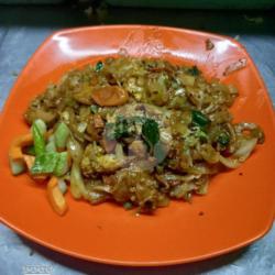 Kwetiau Goreng. Isi Baso Sosis