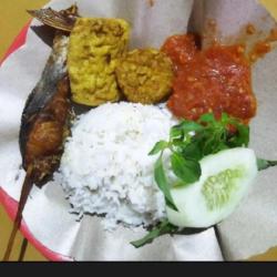 Penyetan Nasi Ikan Panggangan Komplit