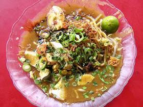 mie rebus dan gado gado(Athirah), pasar kaget(depan toko 2N)