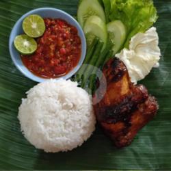 Ayam( Dada /sayap)    Nasi   Lalapan   Sambal   Es Teh