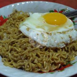 200. Indomi Goreng Biasa, Telor ,saos ,cabe Potong.