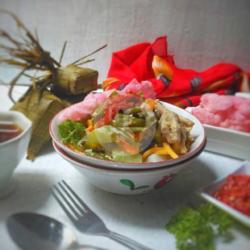 Lontong Sayur Ceker Khas Betawi