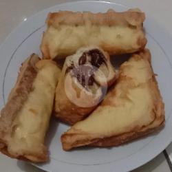 Roti  Goreng Pisang( Topping  Coklat, Blueberry, Strawberry)