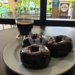 Donat Coklat Blok