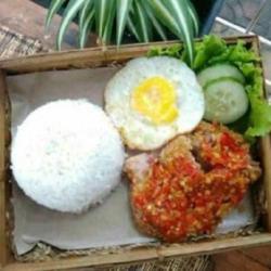 Ayam Geprek Combo Komplit