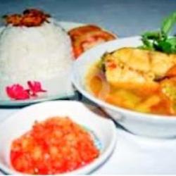 Nasi Pindang Ikan Patin Campuran Daun Kemangi Irisan Tomat