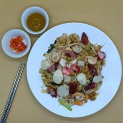 Kwetiau Goreng Isi Komplit Spesial Telur Bebek