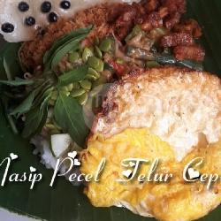 Sego Pecel Telor   Ayam Goreng