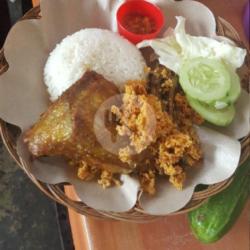 Ayam Kremes / Penyet   Nasi   Es Teh