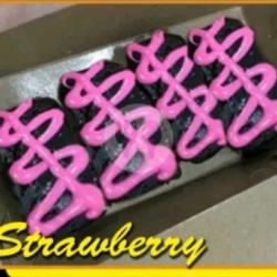 Kue Balok Toping Strawberry