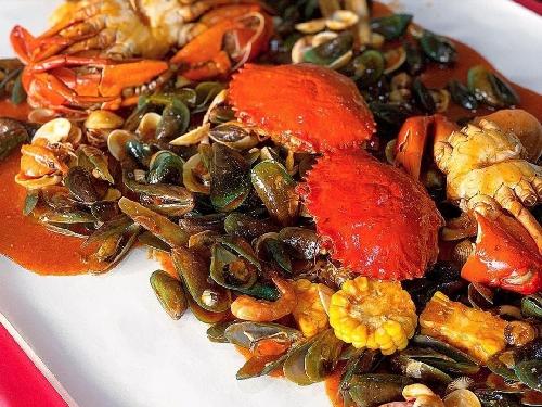 Seafood Kerang Tumpah Bang Djaloe, Pahlawan