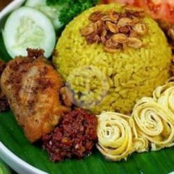 Nasi Uduk Kuning Ayam Serundeng