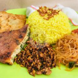 Nasi Kuning Telor Dadar(jika Nasi Kuning Habis Di Ganti Nasi Uduk)  Gorengan