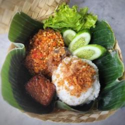 Nasi Ayam Penyet Serundeng Plus Tahu/tempe Bacem Dalam Besek