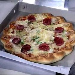 Pizza Pepperoni Besar