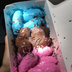 Blueberry, Coklat Dan Strawberry.