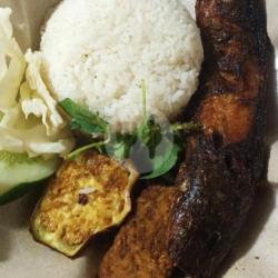 Ikan Lele   Nasi   Sambal   Lalapan