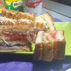 Roti Bakar Keju Strawberry Nanas