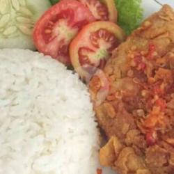 Nasi Lalapan Telor Nugget Geprek