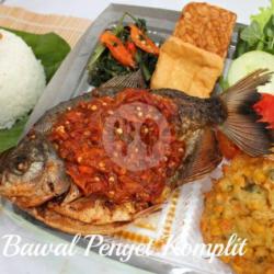 Nasi Ikan Bawal Penyet Komplit