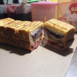 Roti Bakar Strobery   Blubery