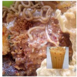 Nasi Pecel Campur, Daging, Telor, Peyek, Mie   Es Mil Thea