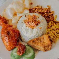 Nasi Uduk Ayam Goreng Kentang Balado Mie Goreng Sambal Timun Bawang Goreng