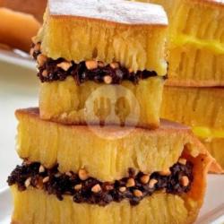 Martabak Manis Kacang Pisang Kismis