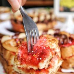 Roti Bakar Strawberry Goldenfill