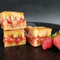 Martabak Strawberry