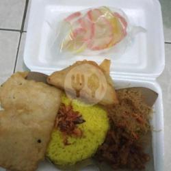 Nasi Kuning Tempe Tepung Dan Tahu Isi