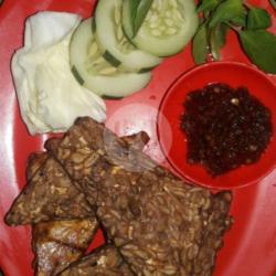 Tempe Goreng  Lalapan   Sambal (terasi /sambal Bawang) 1 Porsi