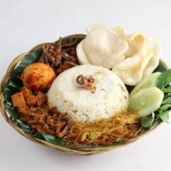 Nasi Uduk Telur Bulat