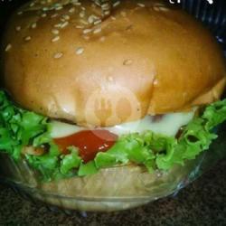 Burger Daging Saos Pedes Mayones Sayuran Selada   Timun