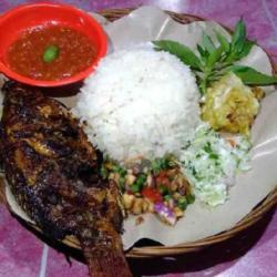 Lalapan Mujaer Bakar  Nasi