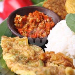 Nasi Telur Dadar Sambel Bawang Tahu Susu