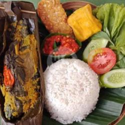 Nasi Pepes Ikan   Tahu Tempe   Es Teh