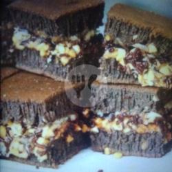 Martabak Brownies Kacang Susu