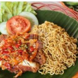 Indomie Goreng Ayam Penyet Sambal Penyet Lalapan